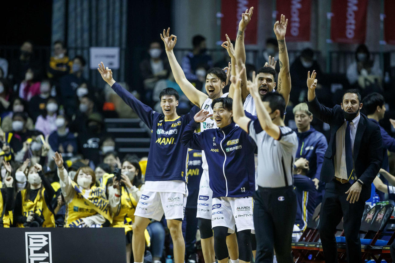 チームに欠かせない戦力となった宇都宮の特別指定選手・高島＝最左（コピーライトBLEAGUE）