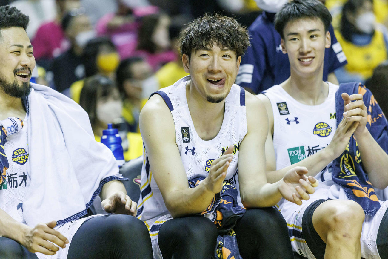 尊敬する比江島慎と一緒に笑顔をみせる宇都宮の特別指定選手・高島（コピーライトBLEAGUE）