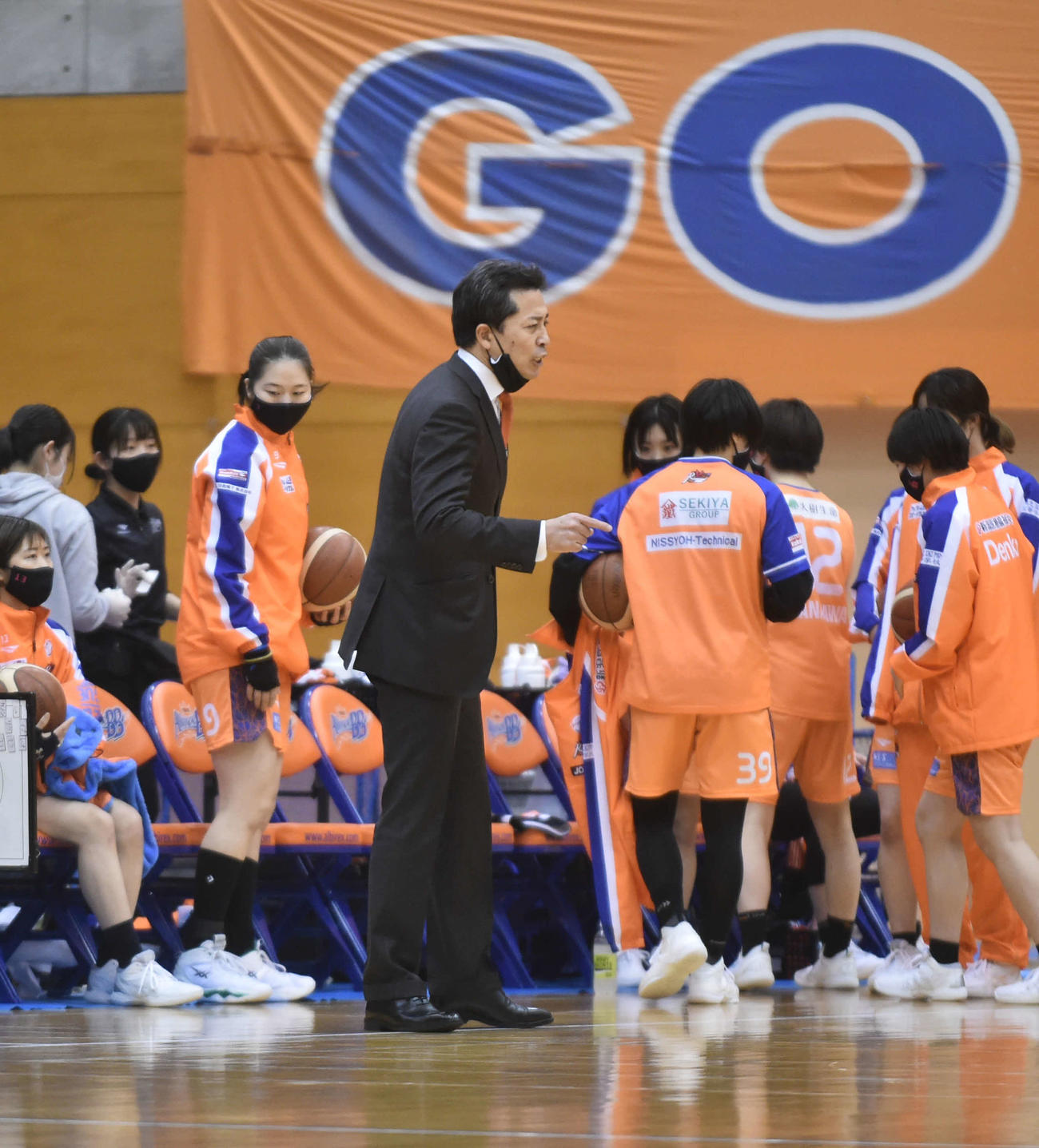 3月の山梨戦で選手に指示を出す伊藤監督
