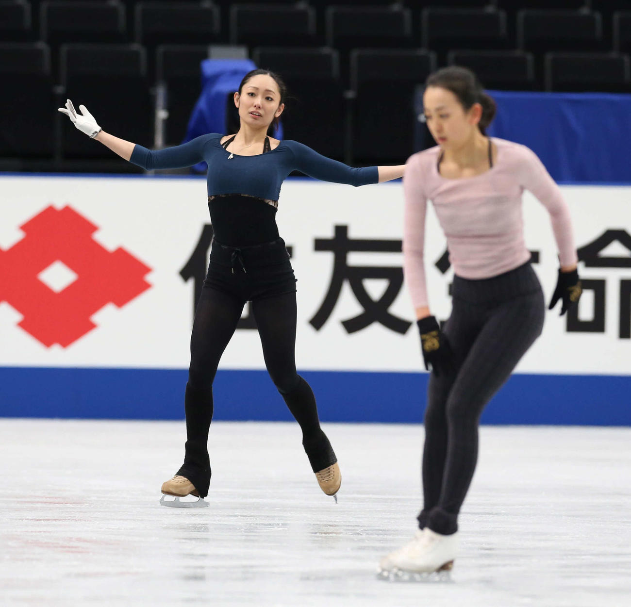 全日本フィギュア　練習に臨む安藤（左）と浅田（2013年12月21日撮影）