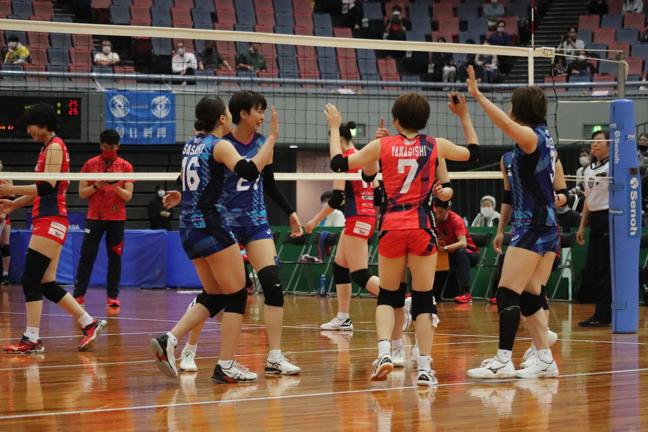 得点して喜ぶ埼玉上尾メディックスの選手（撮影・竹本穂乃加）
