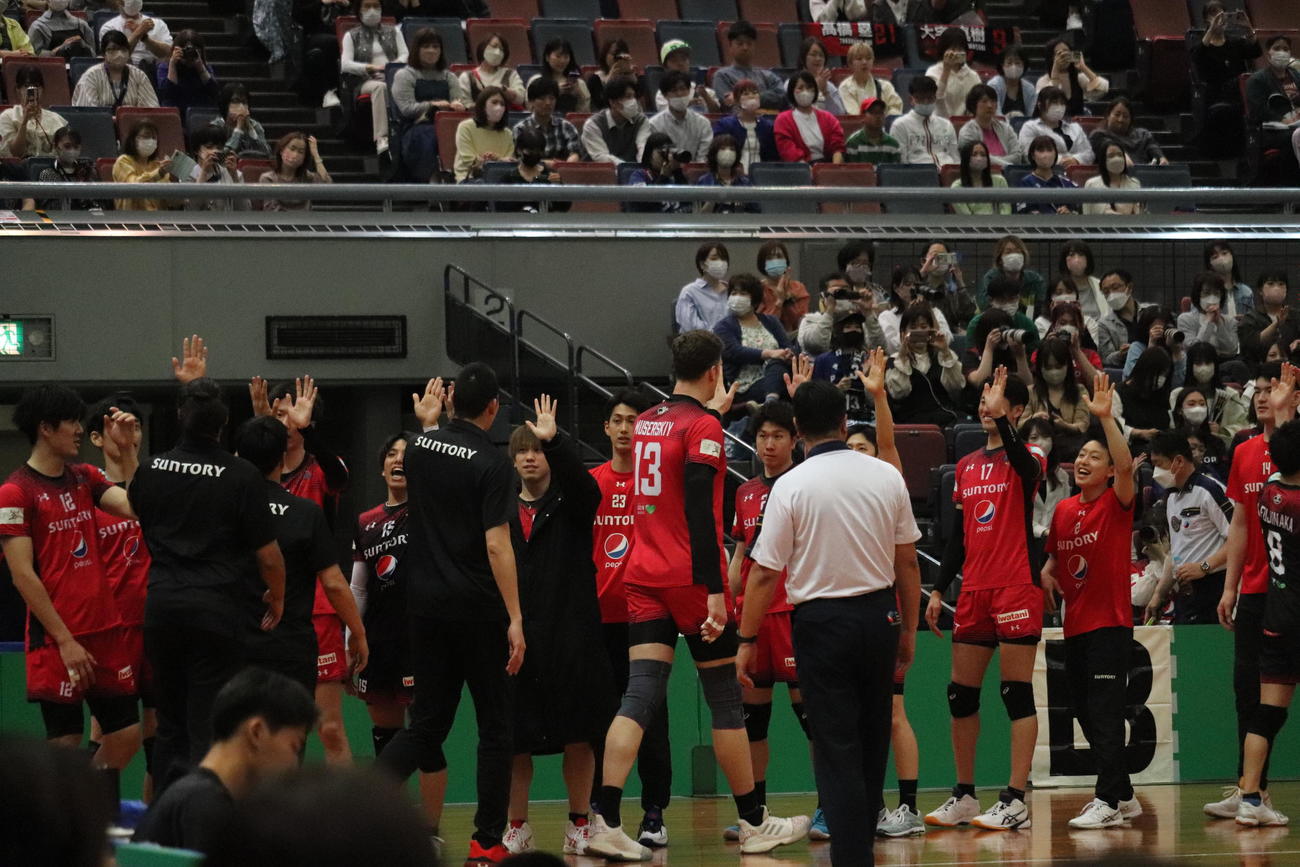 勝利を喜ぶサントリーサンバーズの選手（撮影・竹本穂乃加）