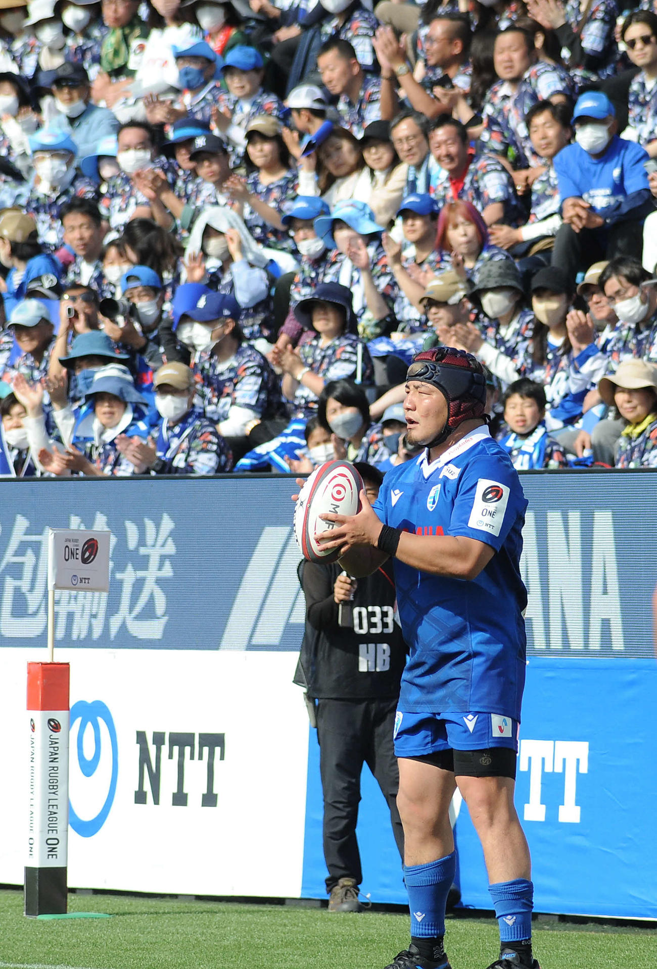 2023年4月23日、ラインアウトでボール投入のタイミングを計る静岡ブルーレヴズの日野