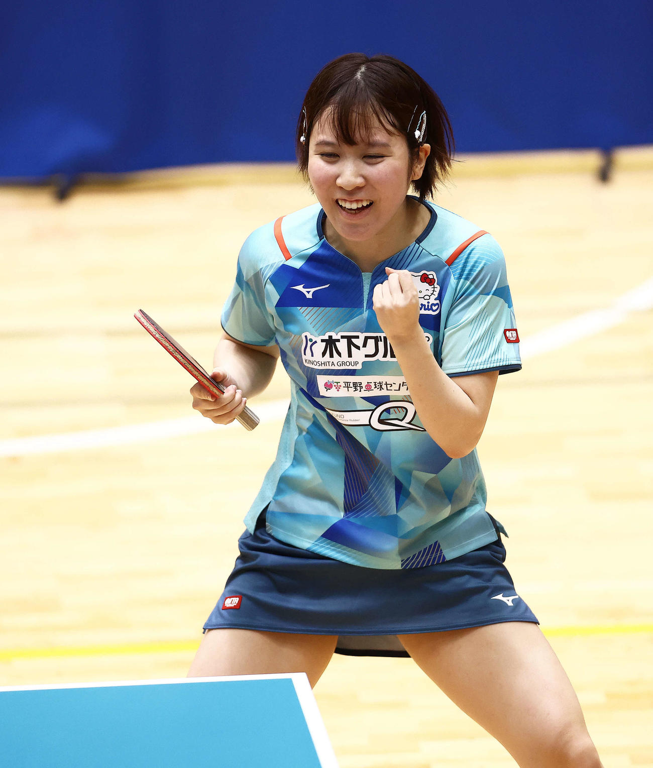 1回戦　フルゲームで小塩に勝利し、笑顔でガッツポーズする平野（撮影・河田真司）