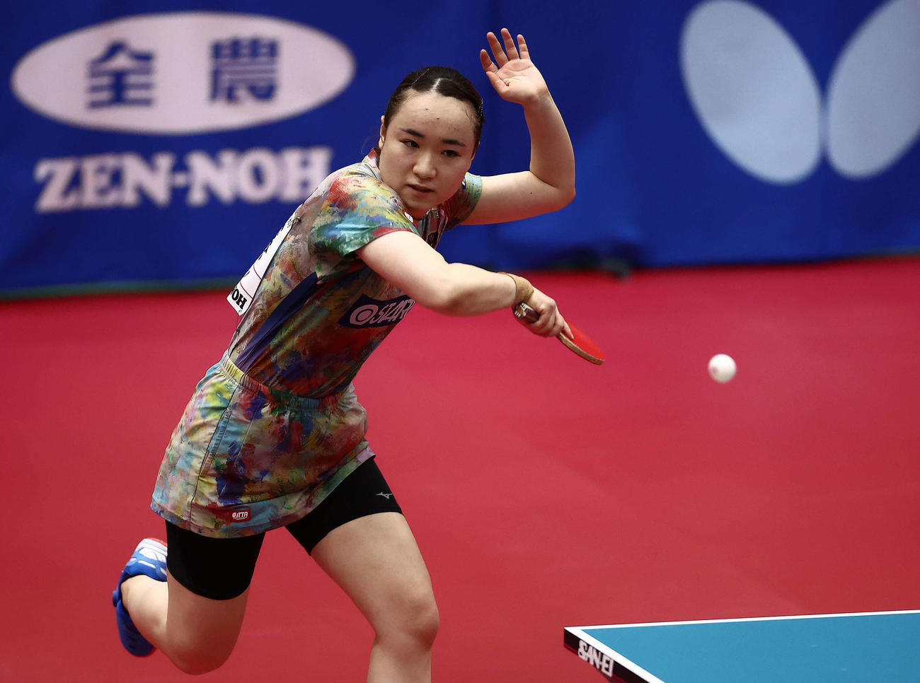 1回戦、スマッシュを放つ伊藤美（撮影・河田真司）