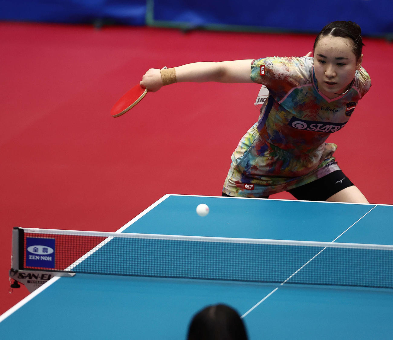 1回戦、カットする伊藤美（撮影・河田真司）