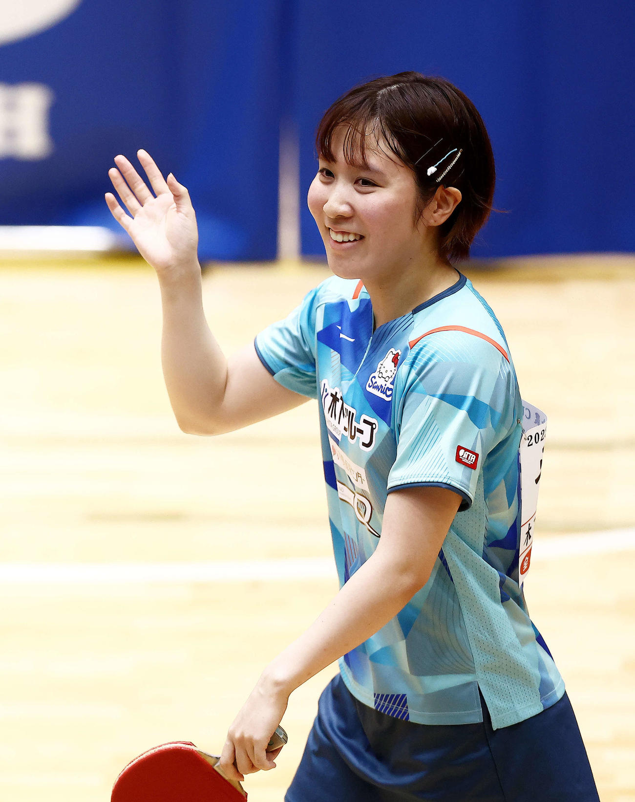 1回戦　フルゲームで小塩に勝利し、笑顔で観客の声援に応える平野（撮影・河田真司）