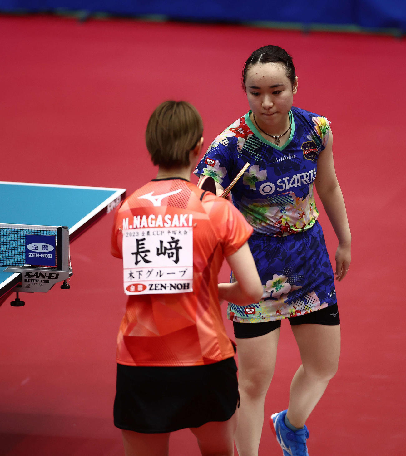 女子2回戦で長崎（手前）に敗れる伊藤（撮影・河田真司）
