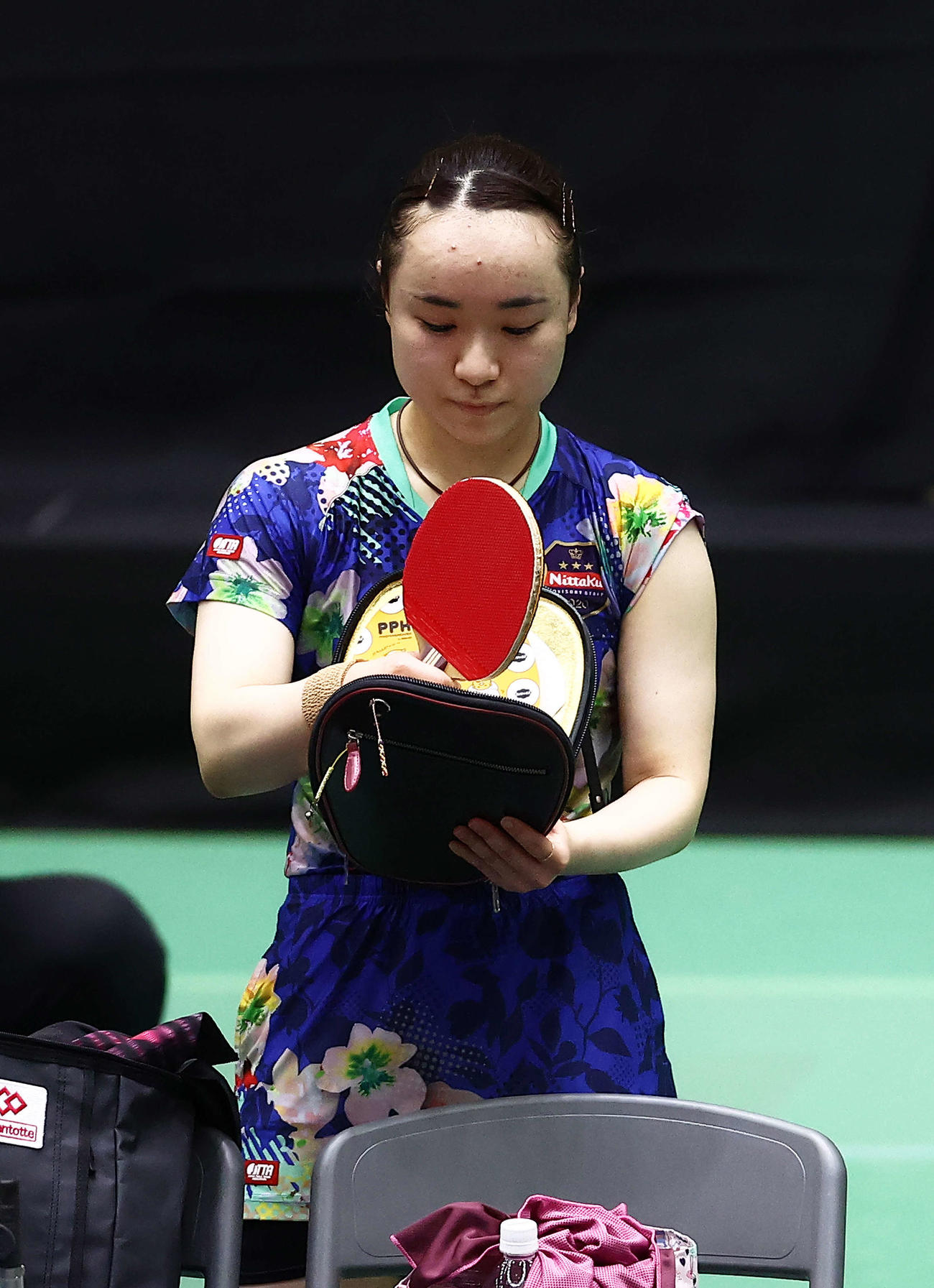 女子2回戦で長崎に敗れ、ラケットをしまう伊藤（撮影・河田真司）