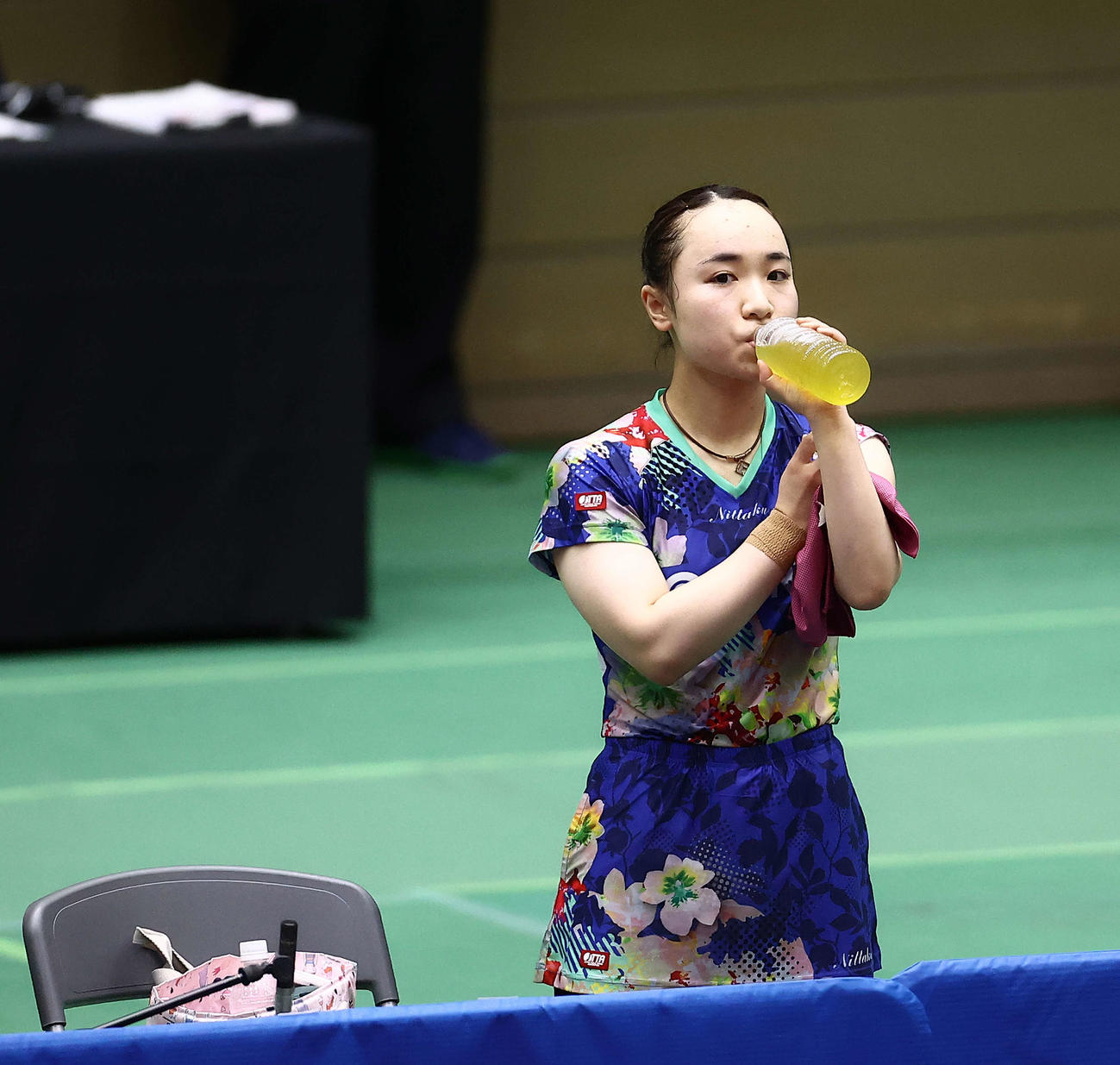女子2回戦、水分補給する伊藤（撮影・河田真司）