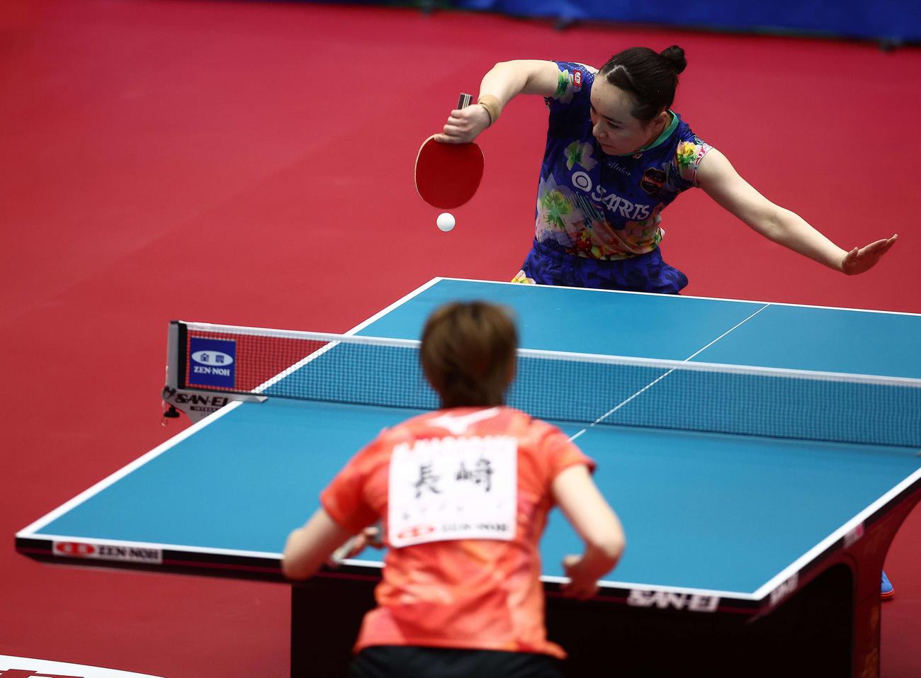 女子2回戦、レシーブする伊藤（撮影・河田真司）