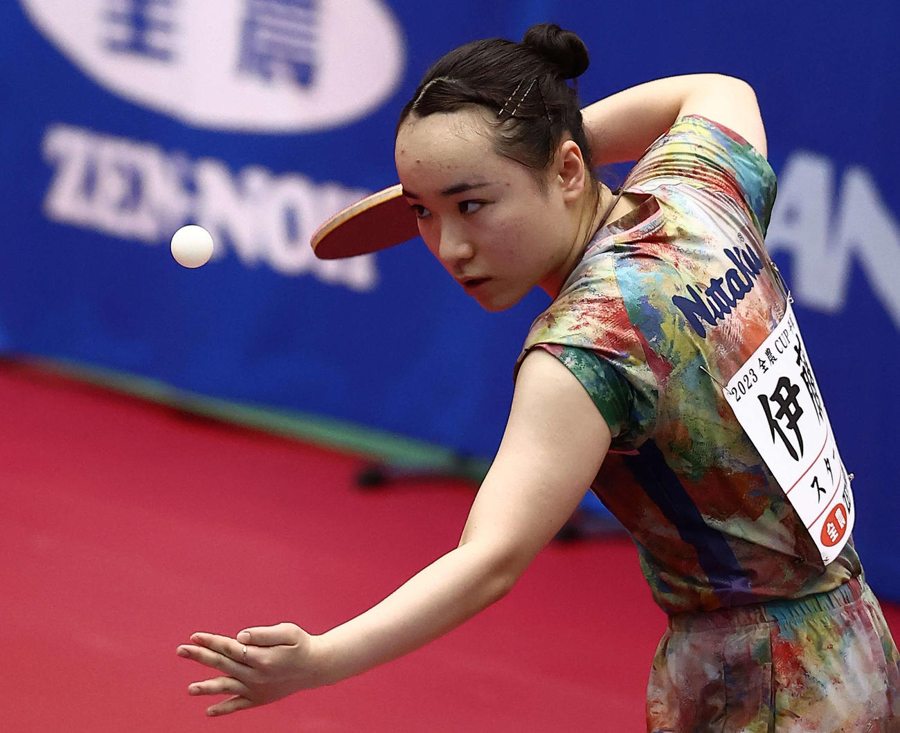 1回戦、サーブを放つ伊藤美（撮影・河田真司）