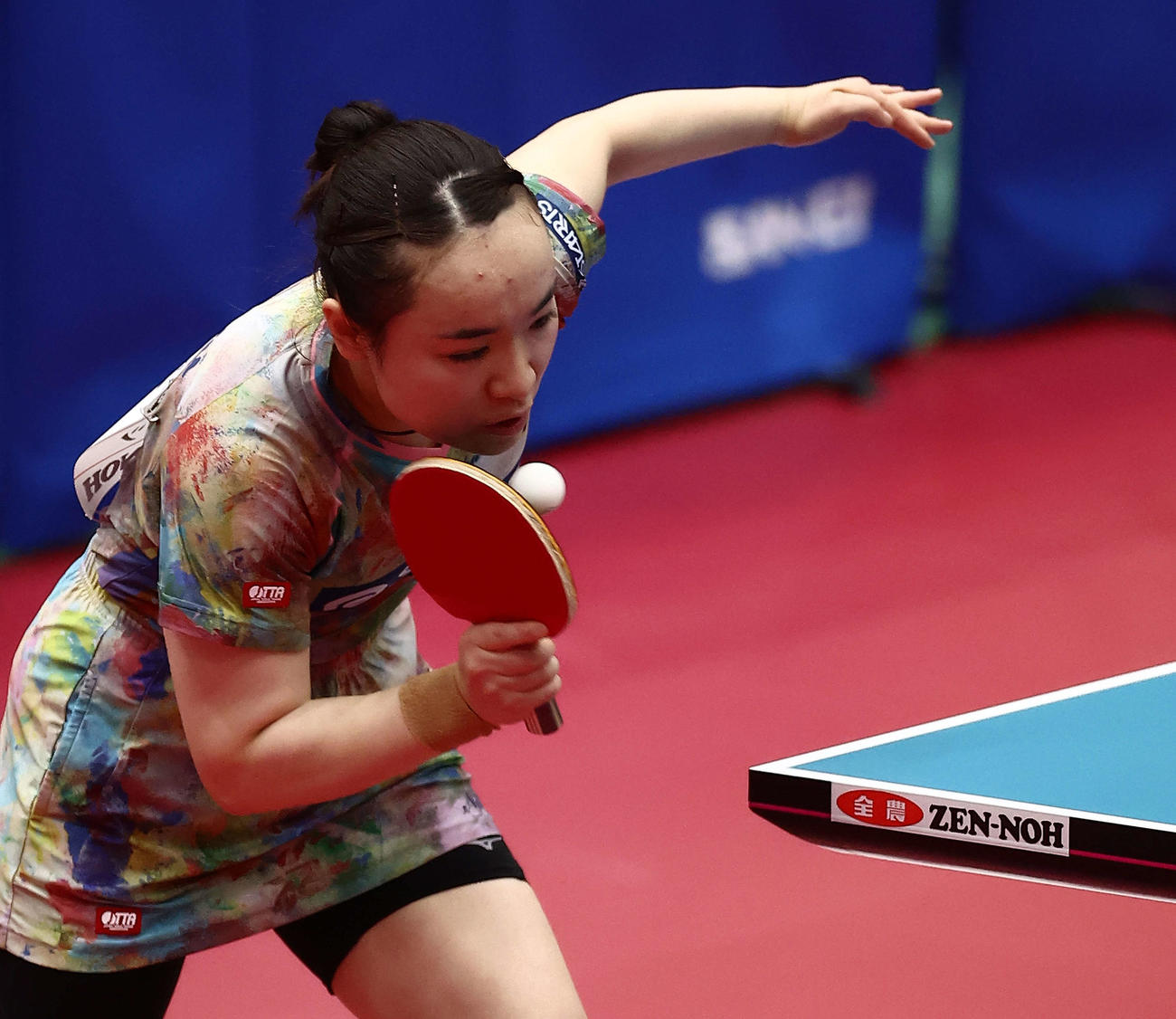 1回戦、サーブを放つ伊藤美（撮影・河田真司）