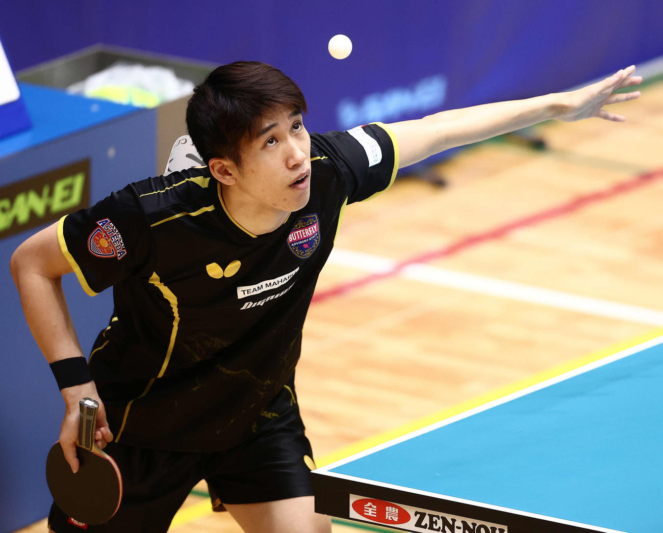 男子1回戦、サーブを放つ吉村（撮影・河田真司）