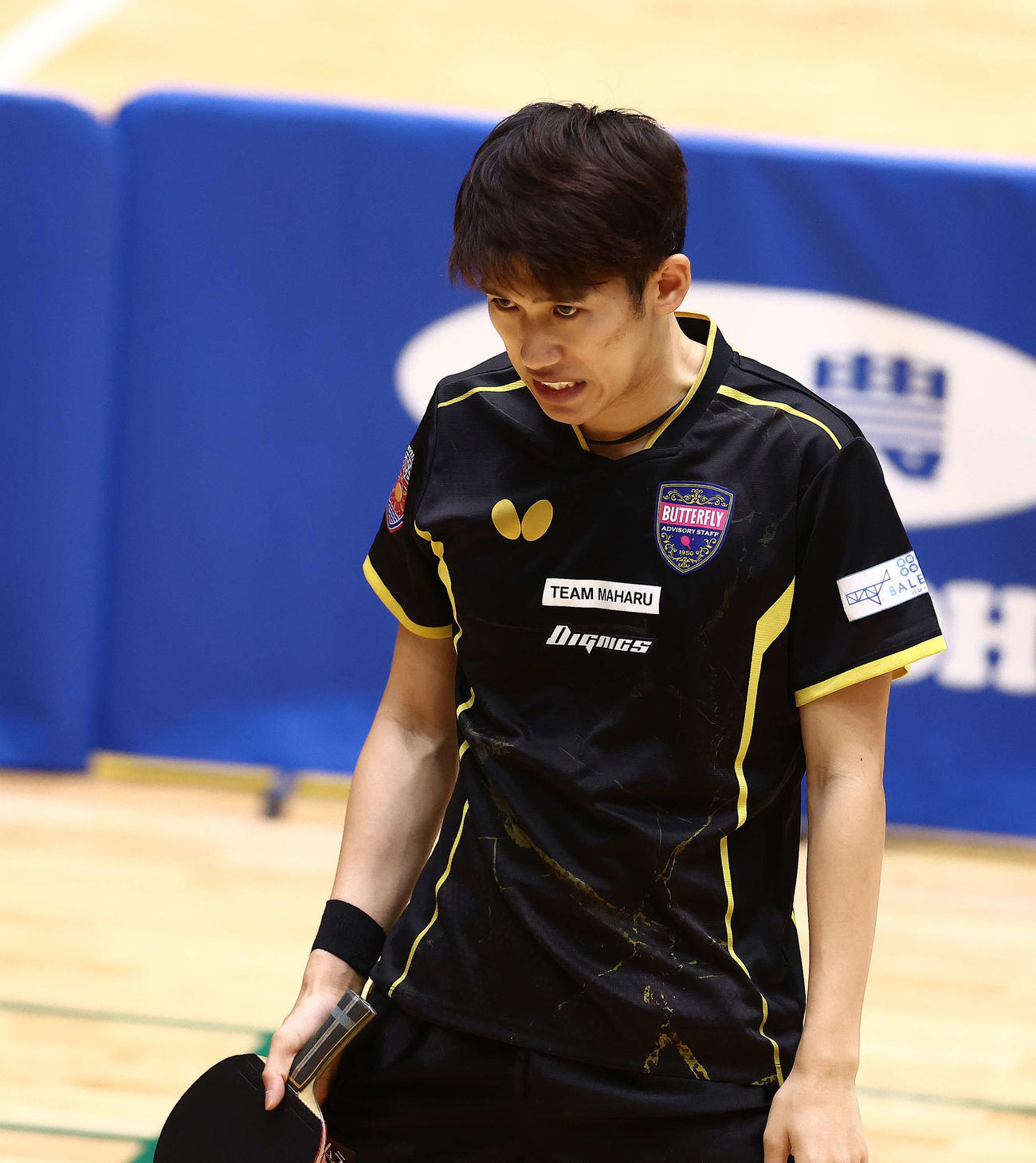 男子1回戦、険しい表情を浮かべる吉村（撮影・河田真司）