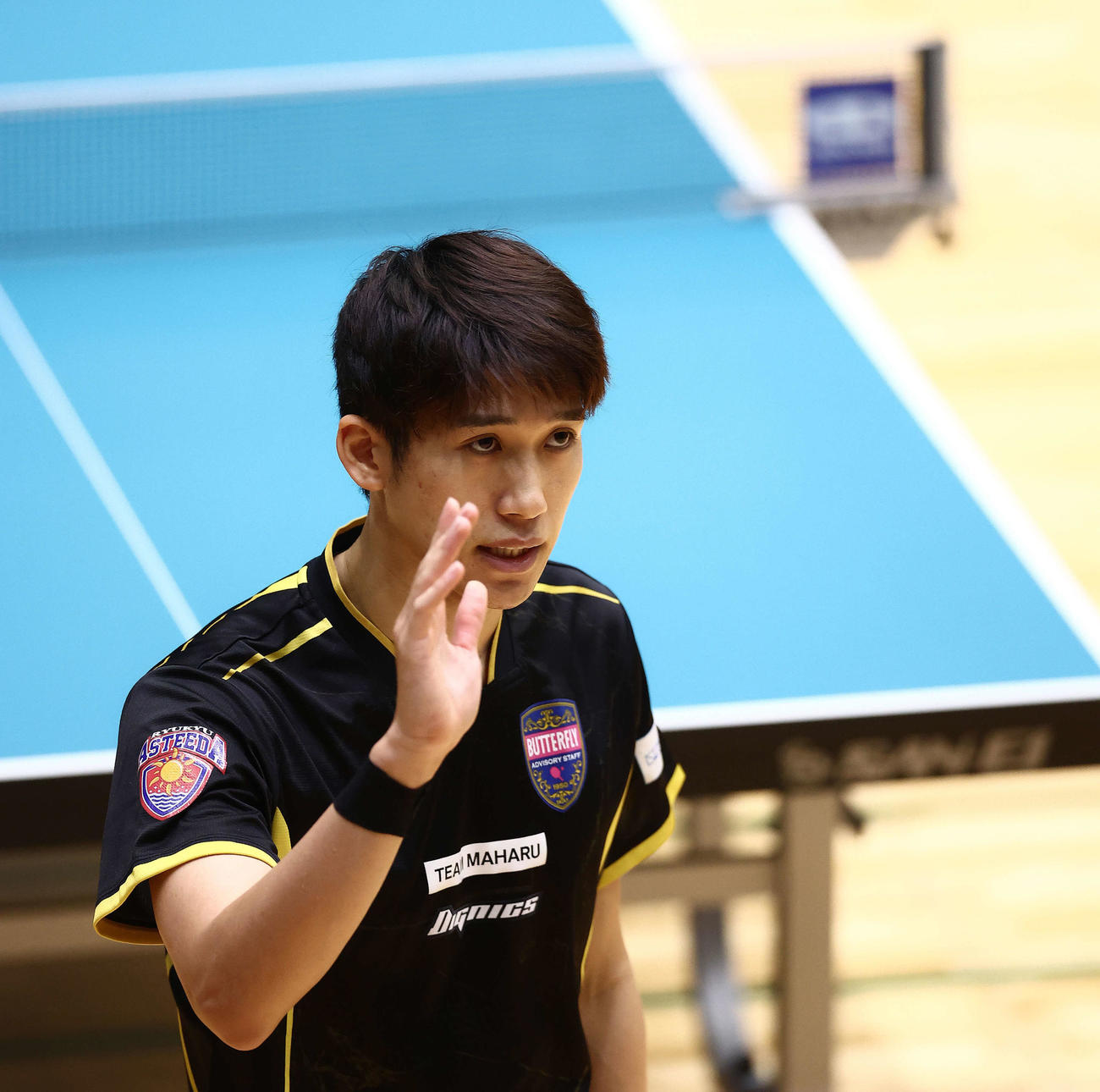 男子1回戦、浜田に敗れ、観客席にあいさつする吉村（撮影・河田真司）