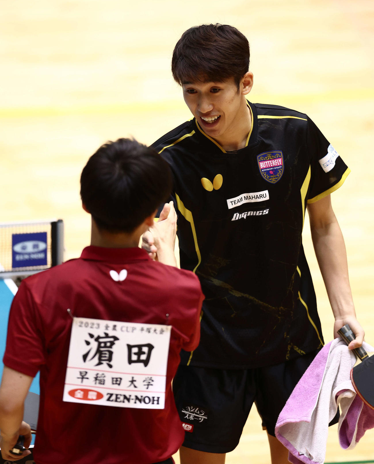男子1回戦、浜田（手前）に敗れあいさつする吉村（撮影・河田真司）