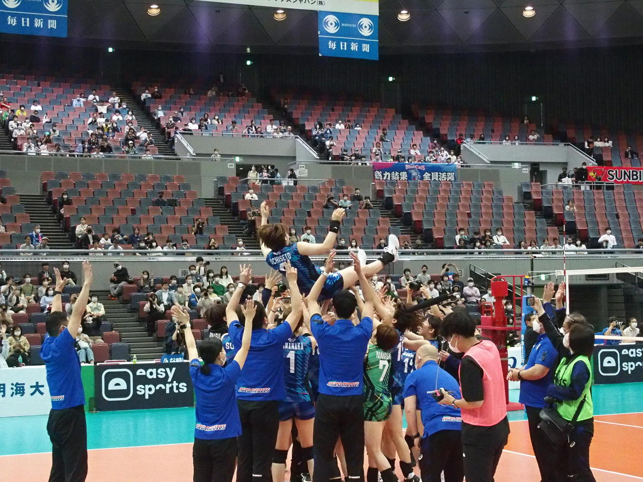 全日本男女選抜大会で現役ラストゲームを戦い、胴上げされる埼玉の元日本代表・内瀬戸真実（撮影・永田淳）