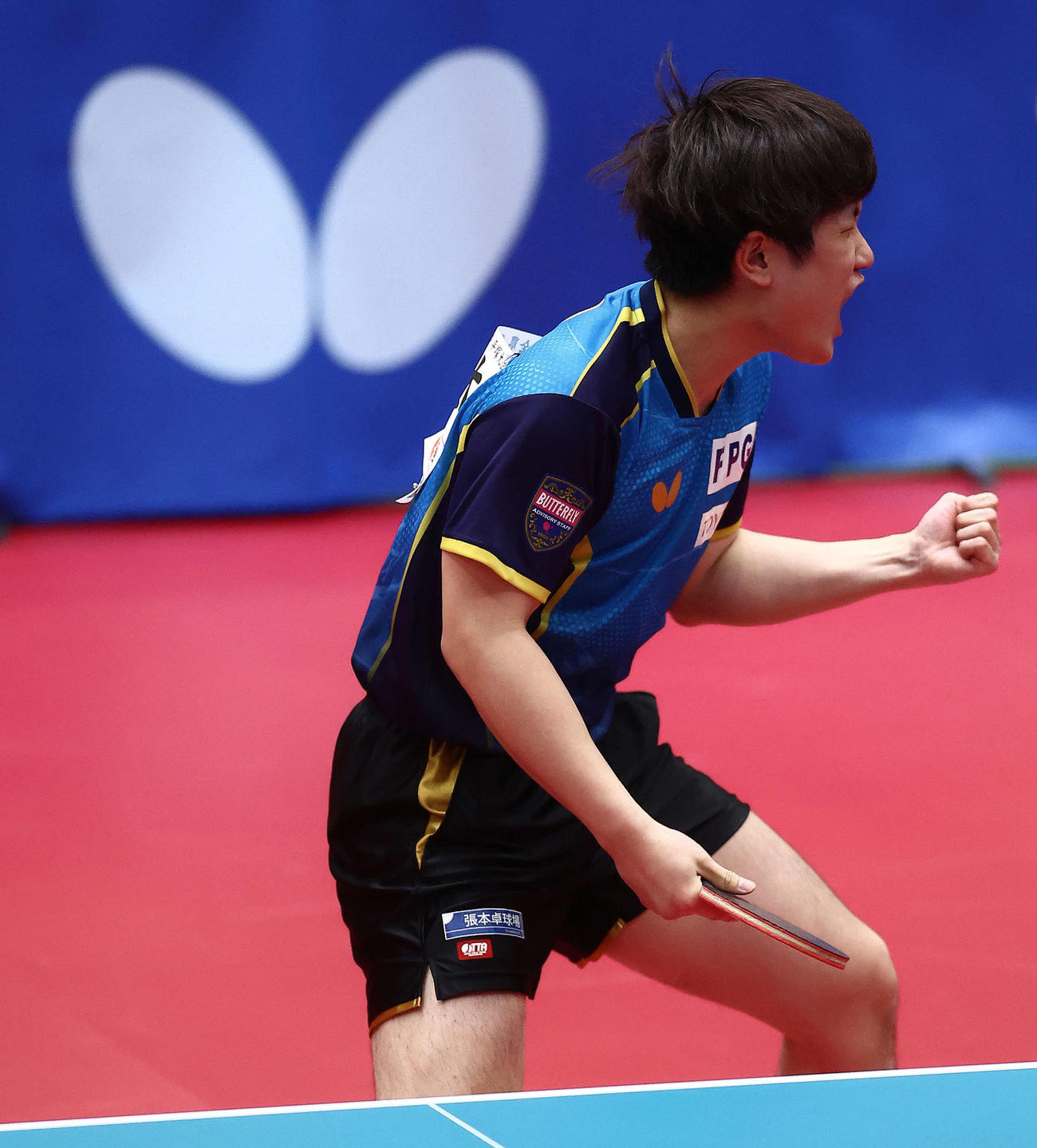 男子1回戦、ポイントし雄たけびを上げる張本（撮影・河田真司）