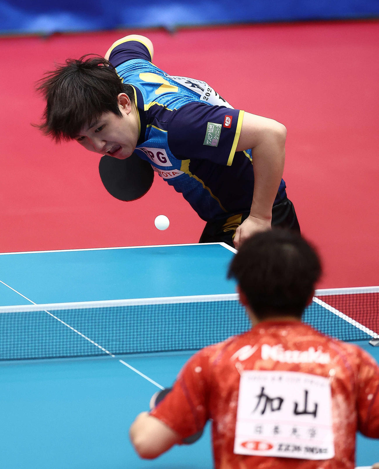 男子1回戦、サーブを放つ張本（撮影・河田真司）