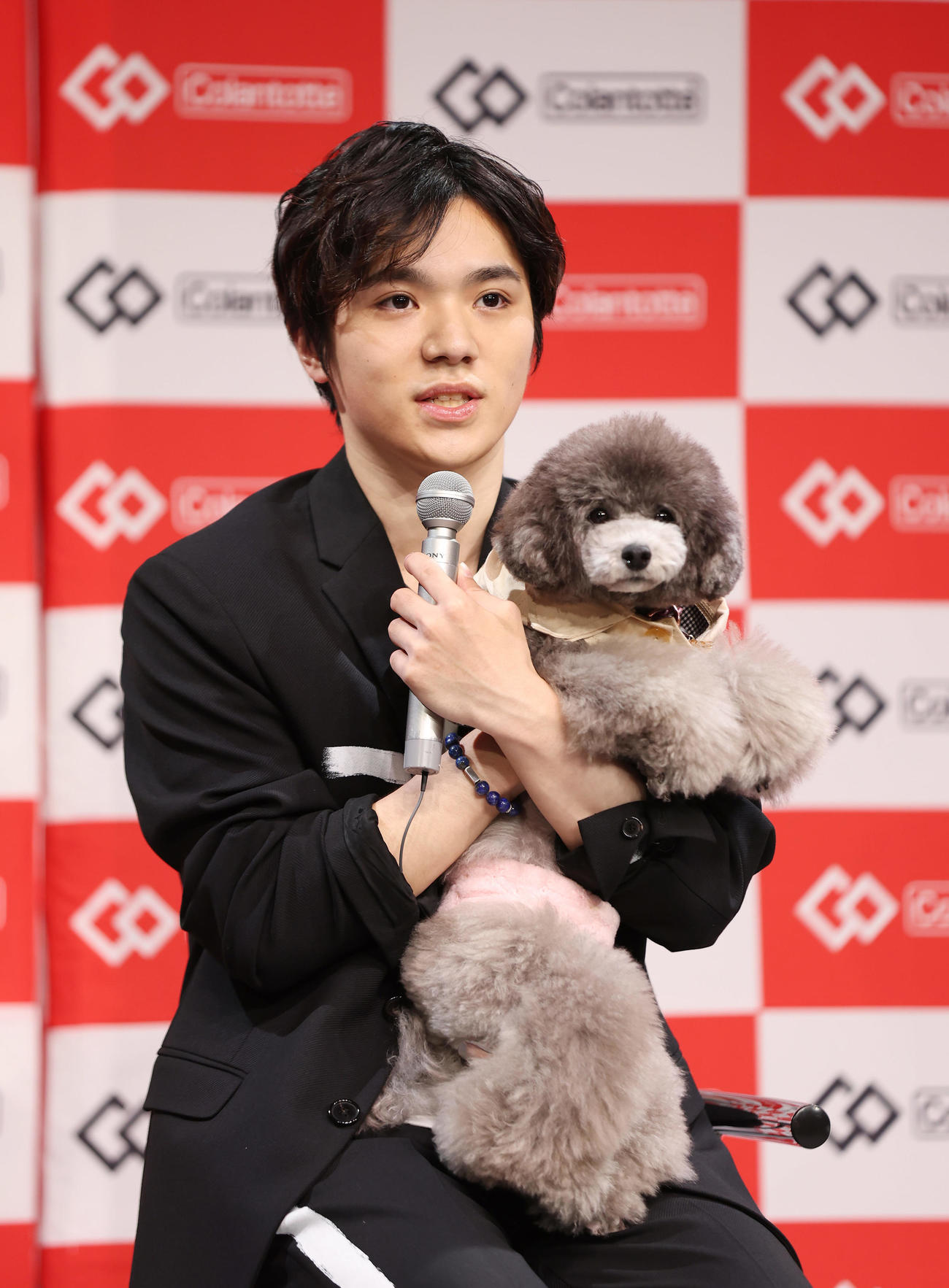 トークイベントで愛犬「Emma（エマ）」を抱いて話すフィギュアスケート男子の宇野（撮影・前田充）
