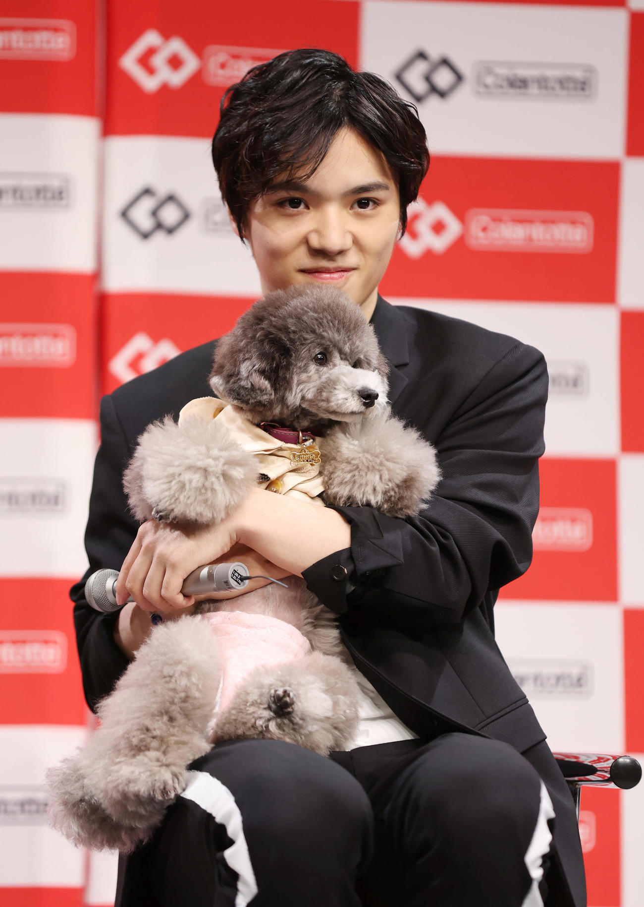 トークイベントで愛犬「Emma（エマ）」を抱いて笑顔を見せるフィギュアスケート男子の宇野（撮影・前田充）