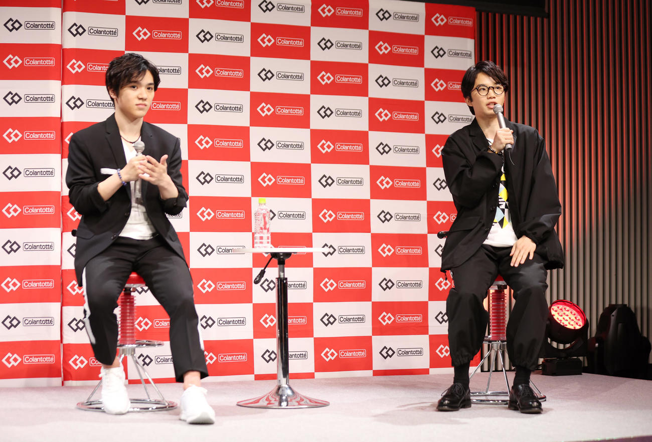 トークイベントで共演するフィギュアスケート男子の宇野（左）と友野（撮影・前田充）
