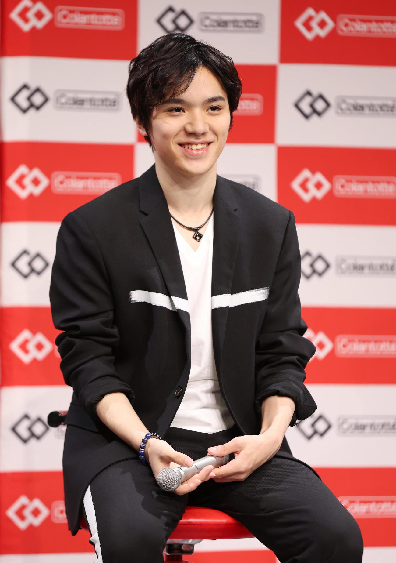 トークイベントで笑顔を見せるフィギュアスケート男子の宇野（撮影・前田充）