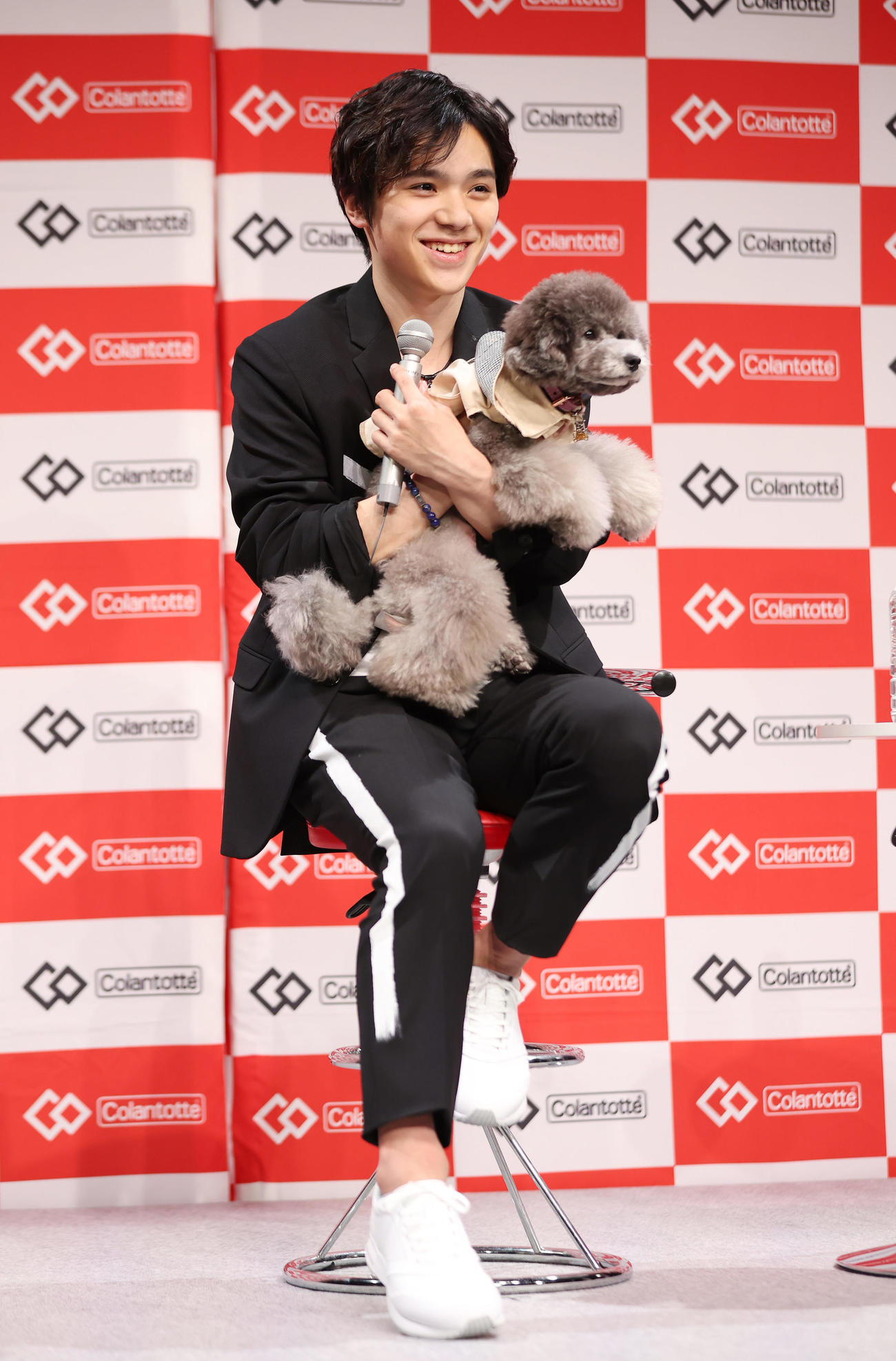 トークイベントで愛犬「Emma（エマ）」を抱いて笑顔を見せるフィギュアスケート男子の宇野（撮影・前田充）