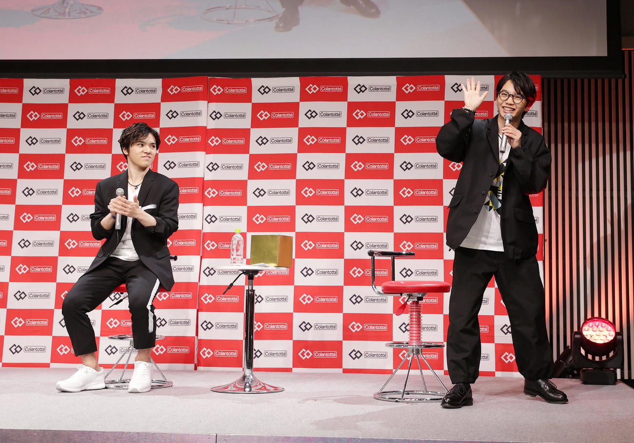 トークイベントで共演するフィギュアスケート男子の宇野（左）と友野（撮影・前田充）