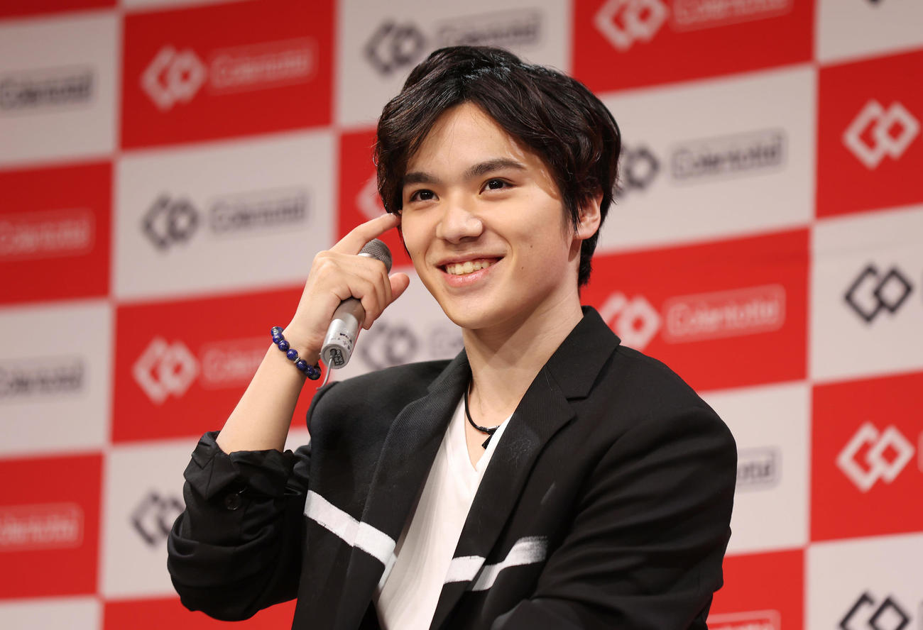トークイベントで笑顔を見せるフィギュアスケート男子の宇野（撮影・前田充）