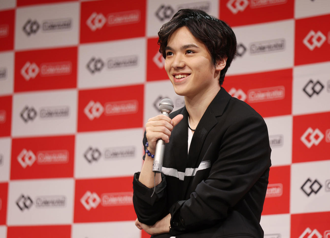 トークイベントで笑顔を見せるフィギュアスケート男子の宇野（撮影・前田充）