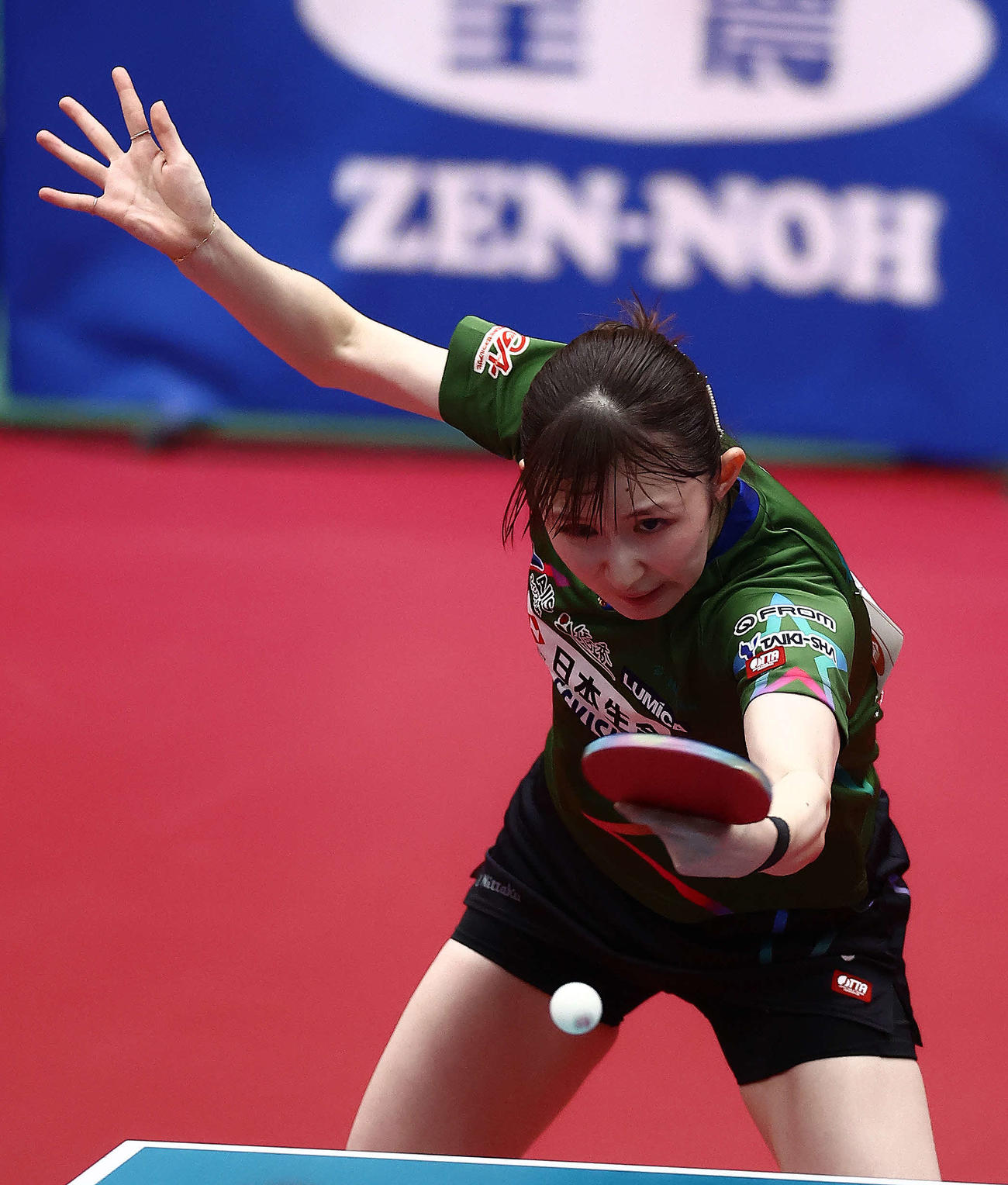 女子準々決勝、バックハンドで攻める早田（撮影・河田真司）
