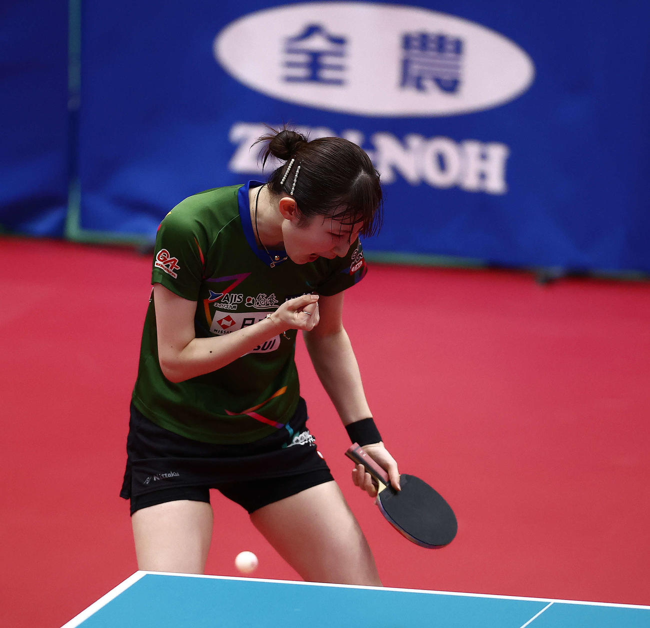 女子準々決勝、ポイントしガッツポーズする早田（撮影・河田真司）