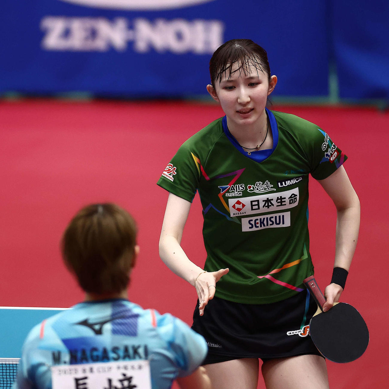 女子準々決勝で長崎（手前）に勝利する早田（撮影・河田真司）