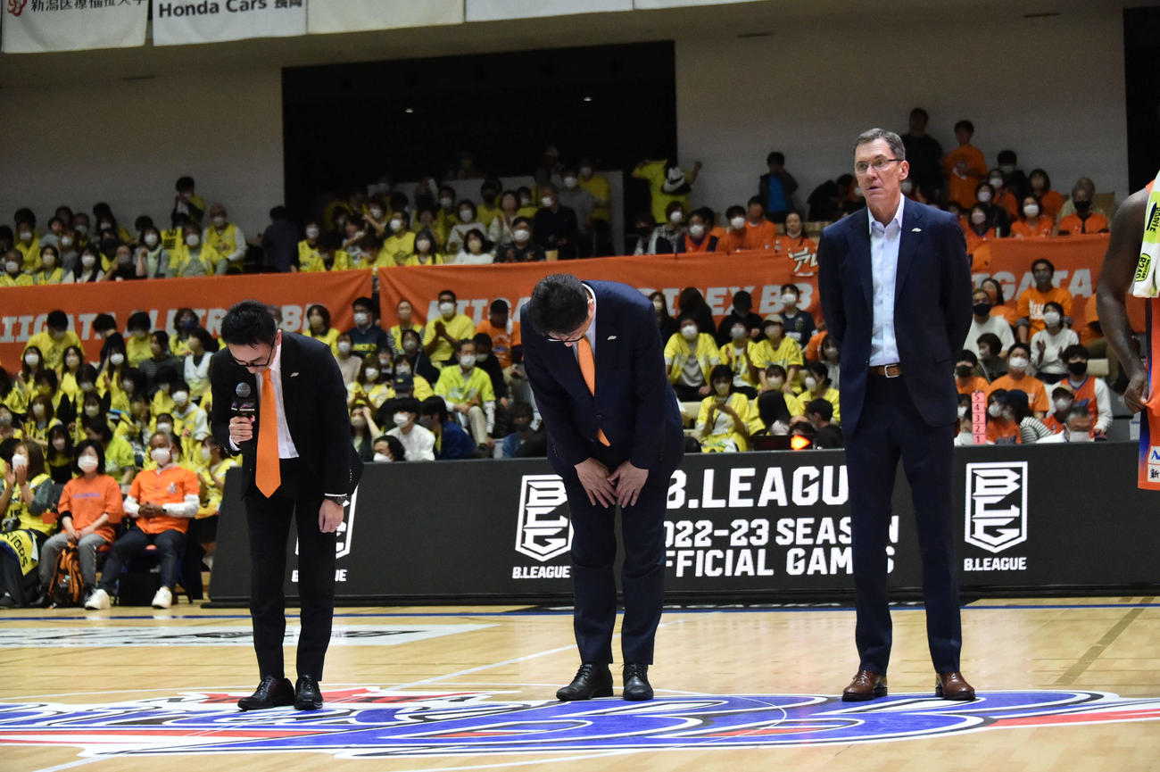 試合後、観客席に頭を下げる新潟の川上社長（左）と東強化本部長（中）