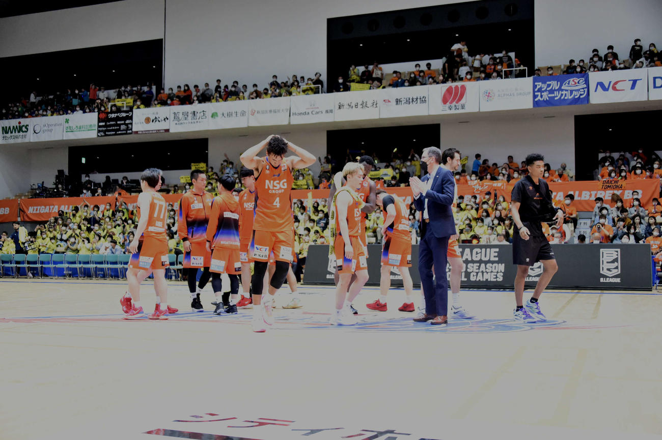 試合後のあいさつを行う新潟のメンバー