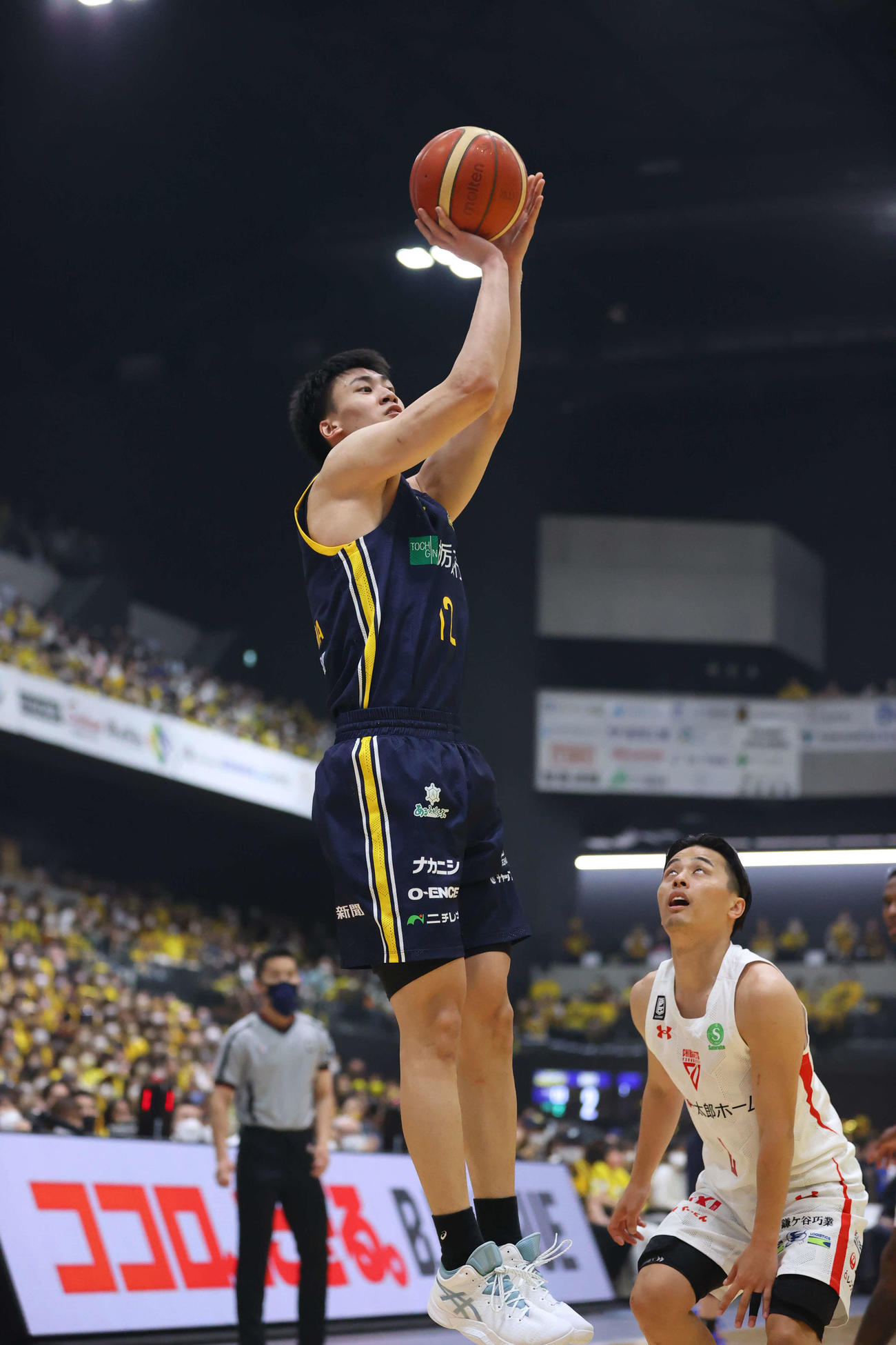 宇都宮対千葉J 3点シュートを打つ宇都宮高島。右は千葉Jの富樫（コピーライトBLEAGUE）