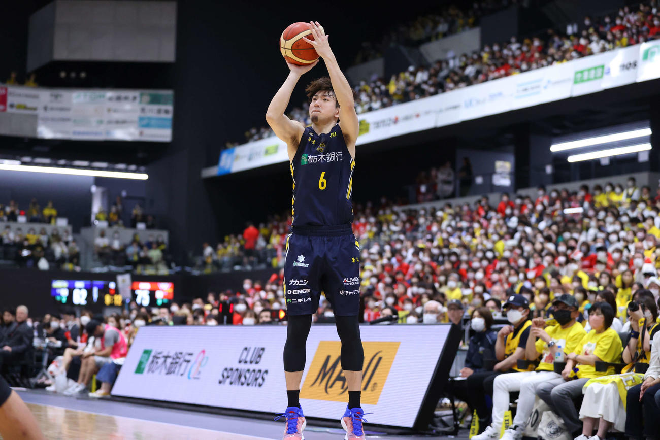 宇都宮対千葉J 3点シュートを打つ宇都宮比江島（コピーライトBLEAGUE）