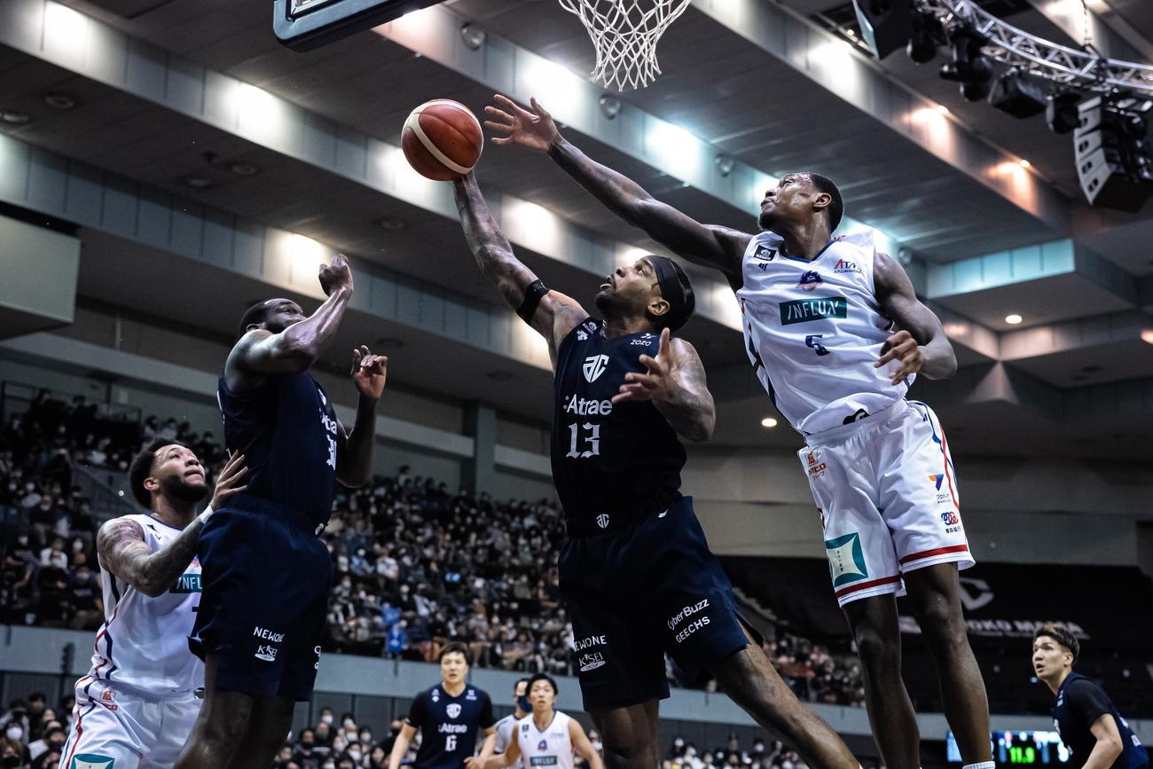第1Q、ゴール下でA千葉ライオンズ（中央）のシュートを阻止する青森デイビス（右）（C）B．LEAGUE