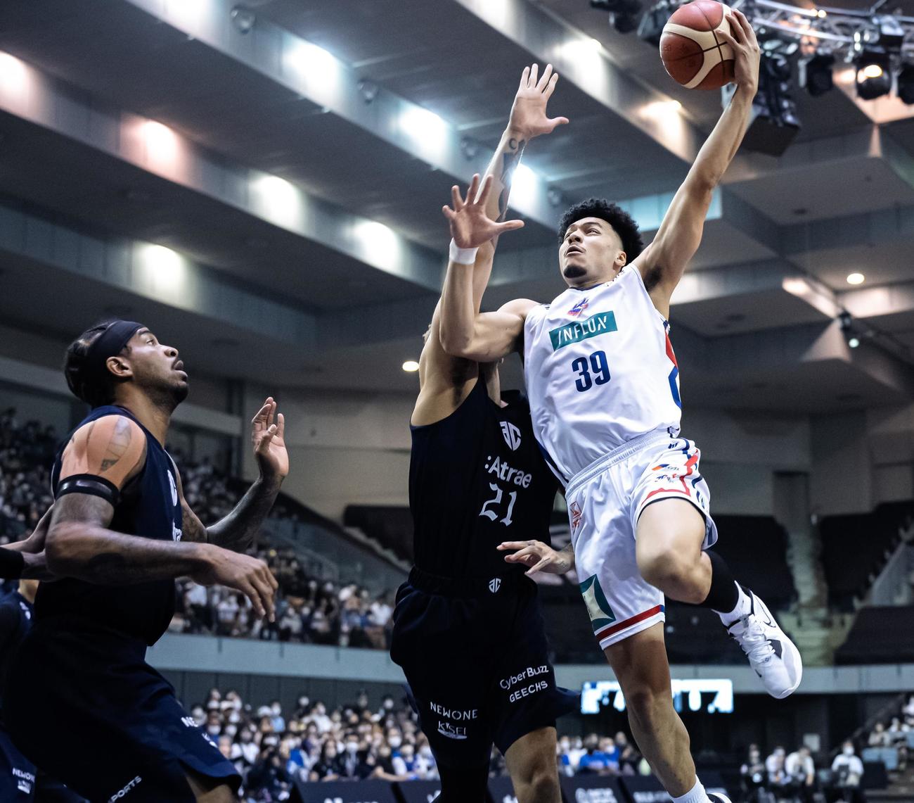 第1Q、シュートを狙う青森ホール（C）B．LEAGUE