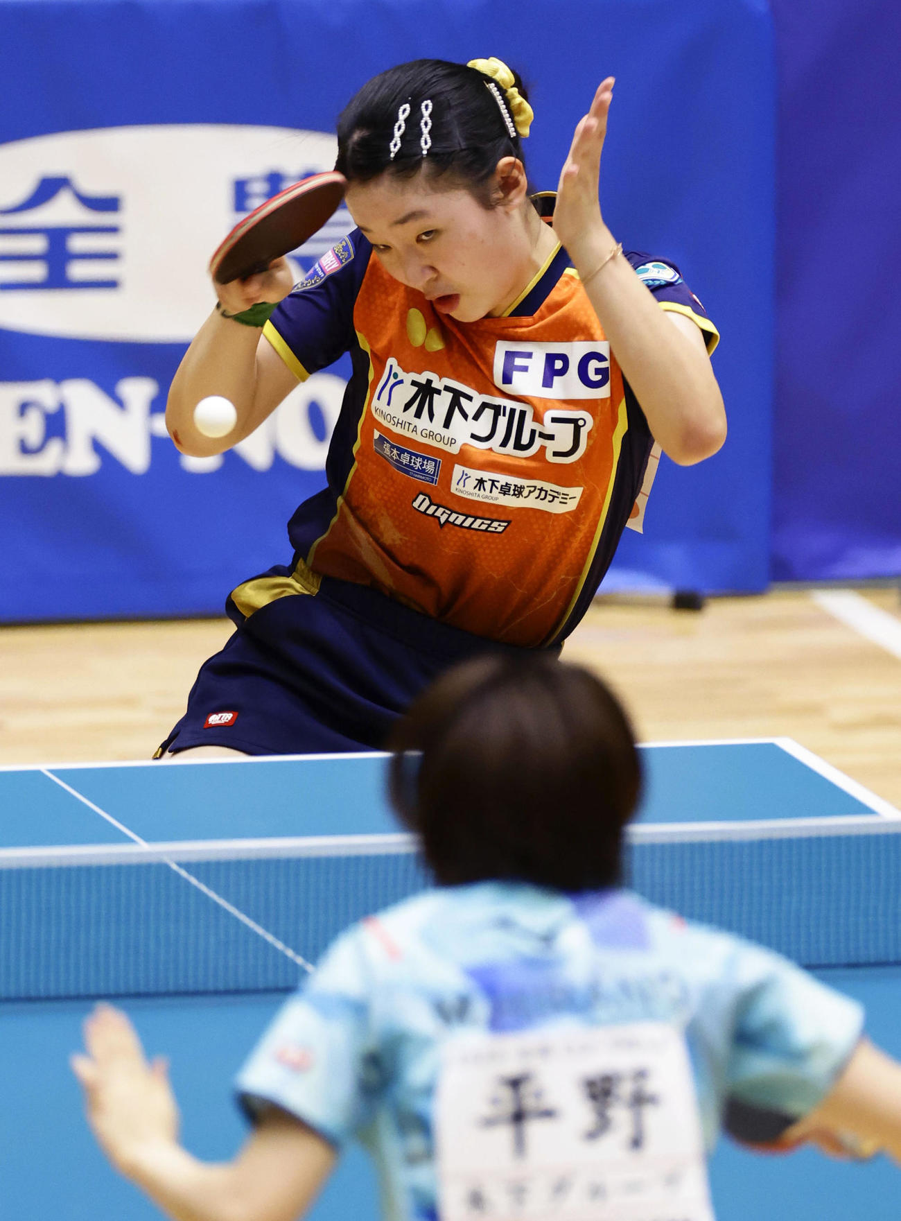 女子シングルス準々決勝で平野美宇（手前）と対戦する張本美和。張本美が4強入りした＝トッケイセキュリティ平塚総合体育館（共同）