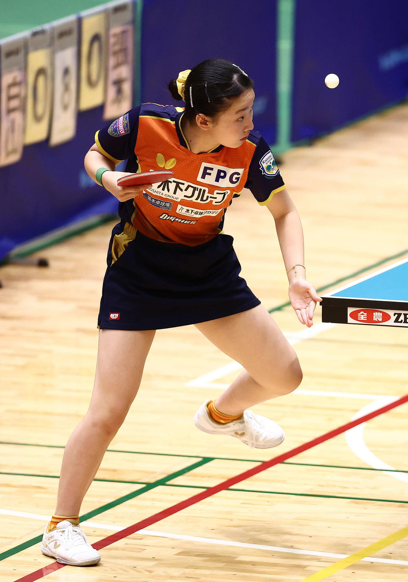 女子2回戦、サーブを放つ張本（撮影・河田真司）