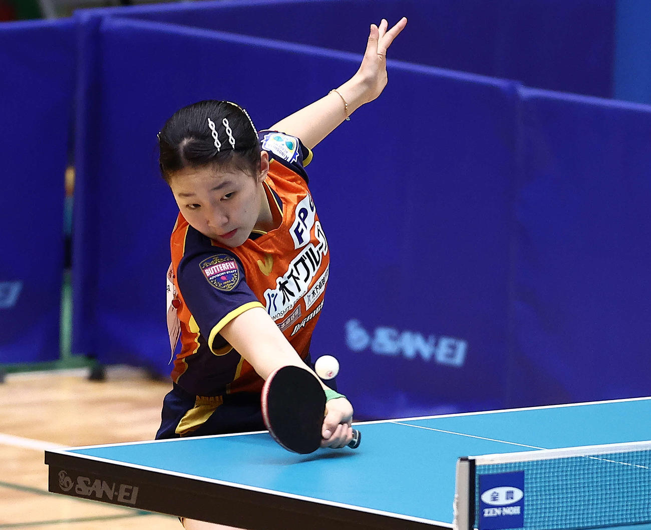 女子2回戦、レシーブする張本（撮影・河田真司）