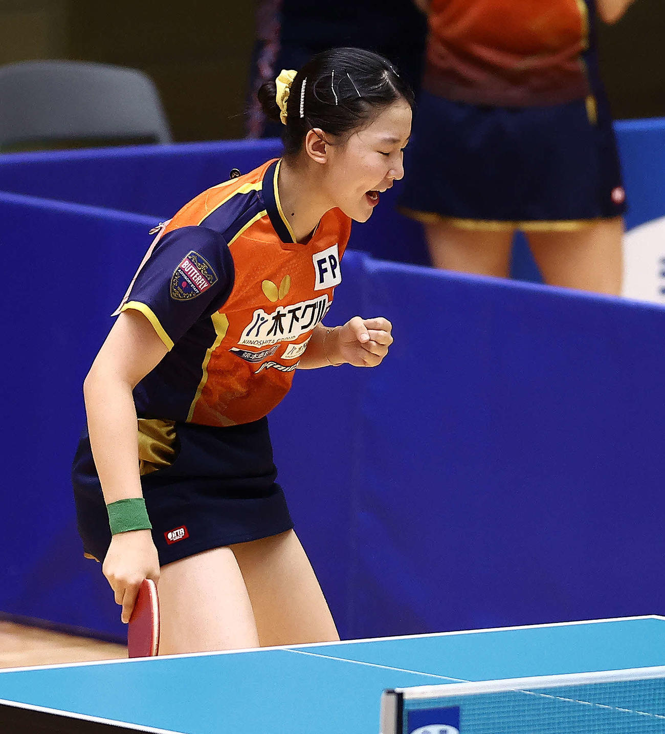 女子2回戦、ポイントしガッツポーズする張本（撮影・河田真司）