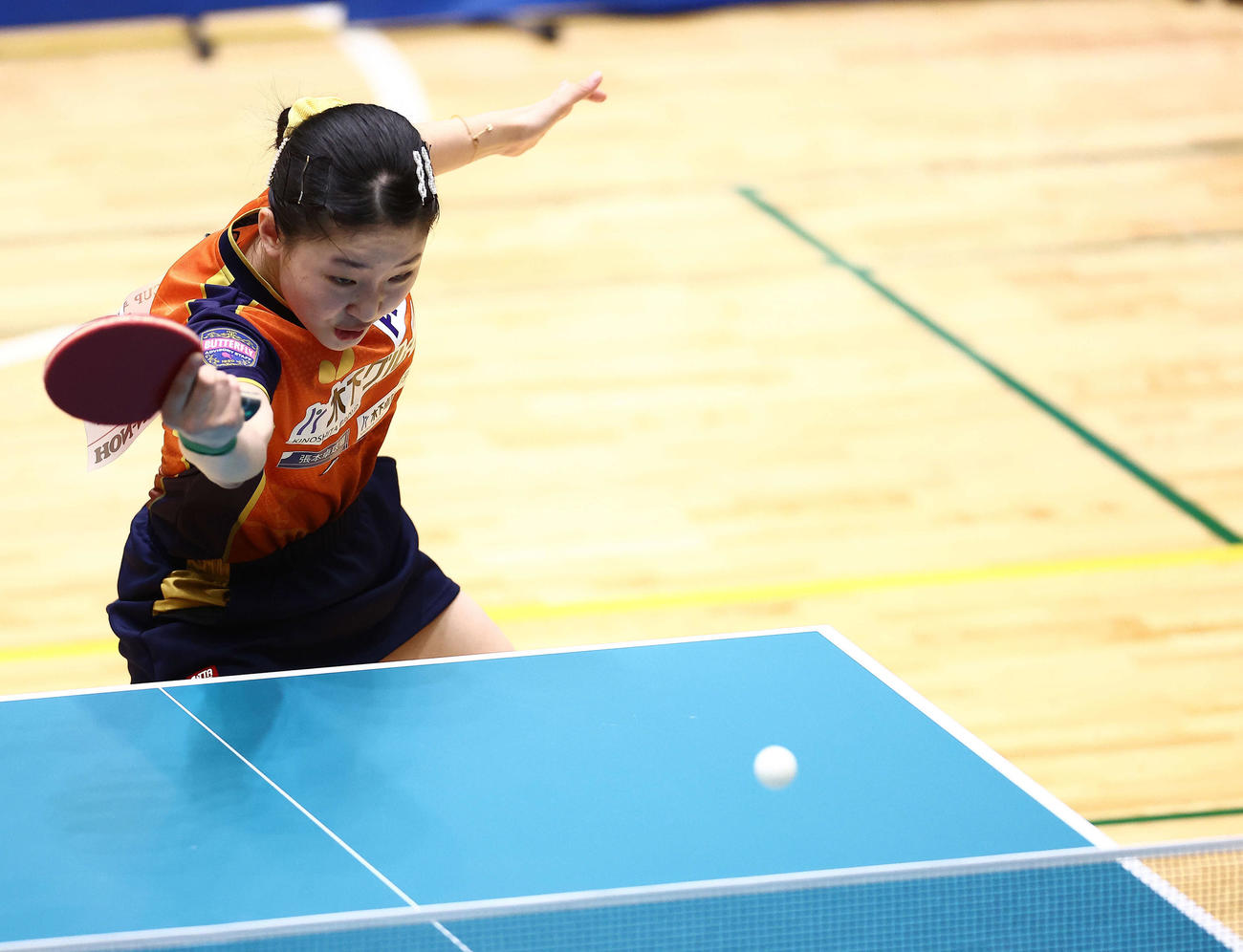 女子準々決勝、バックハンドを放つ張本（撮影・河田真司）
