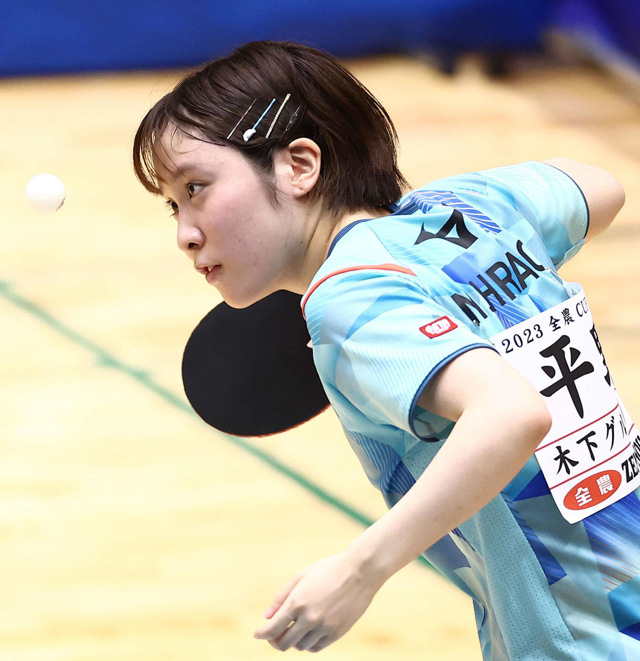 女子準々決勝、サーブを放つ平野（撮影・河田真司）