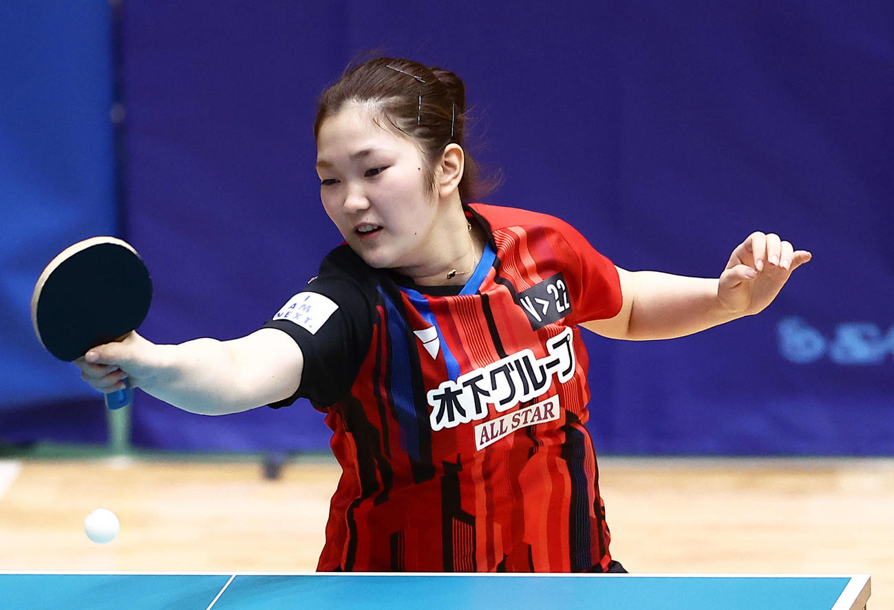 女子2回戦、台上から攻める木原（撮影・河田真司）