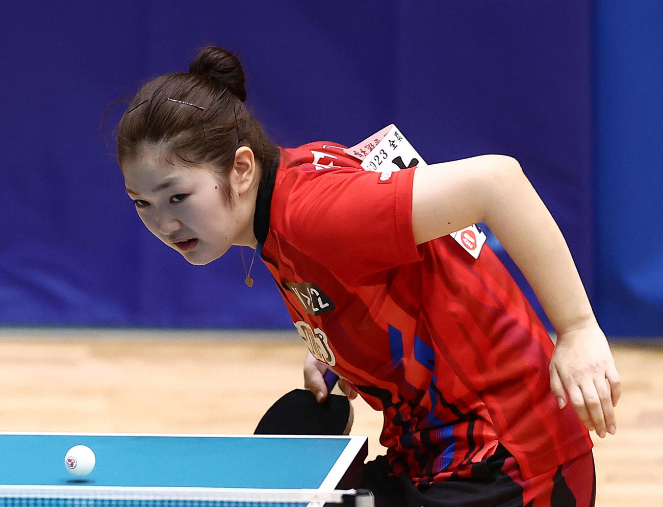 女子2回戦、サーブを放つ木原（撮影・河田真司）
