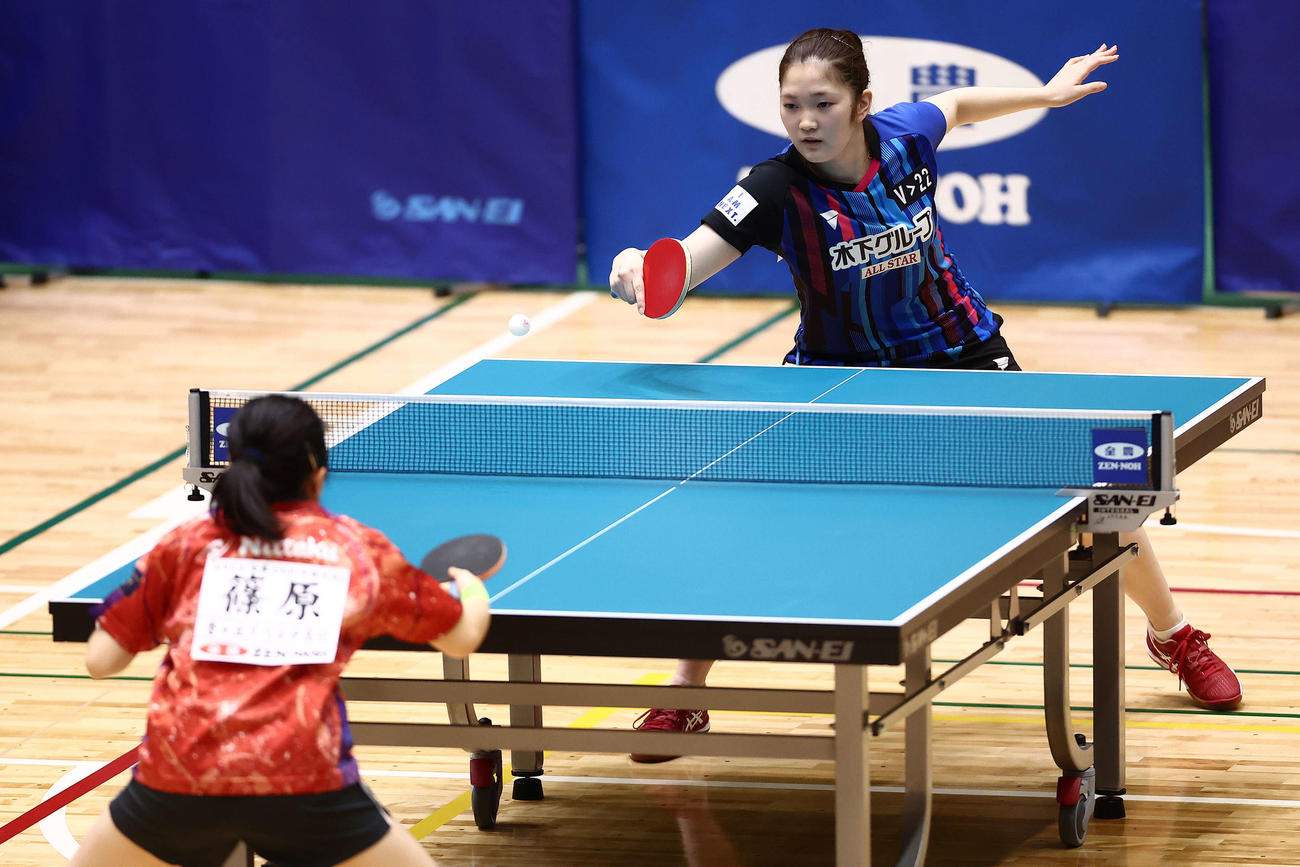 女子1回戦、篠原（手前）のサーブをレシーブする木原（撮影・河田真司）